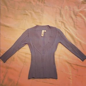 Form fitting sweater v-neck